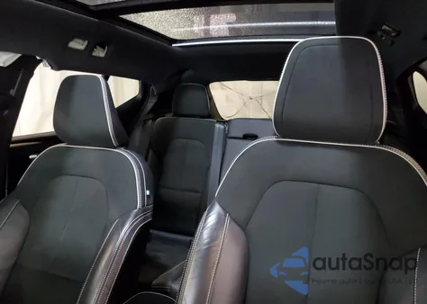 2021 Volvo Xc40 T5 R-Design z USA, uszkodzony, nr VIN YV4162UM2M2545264